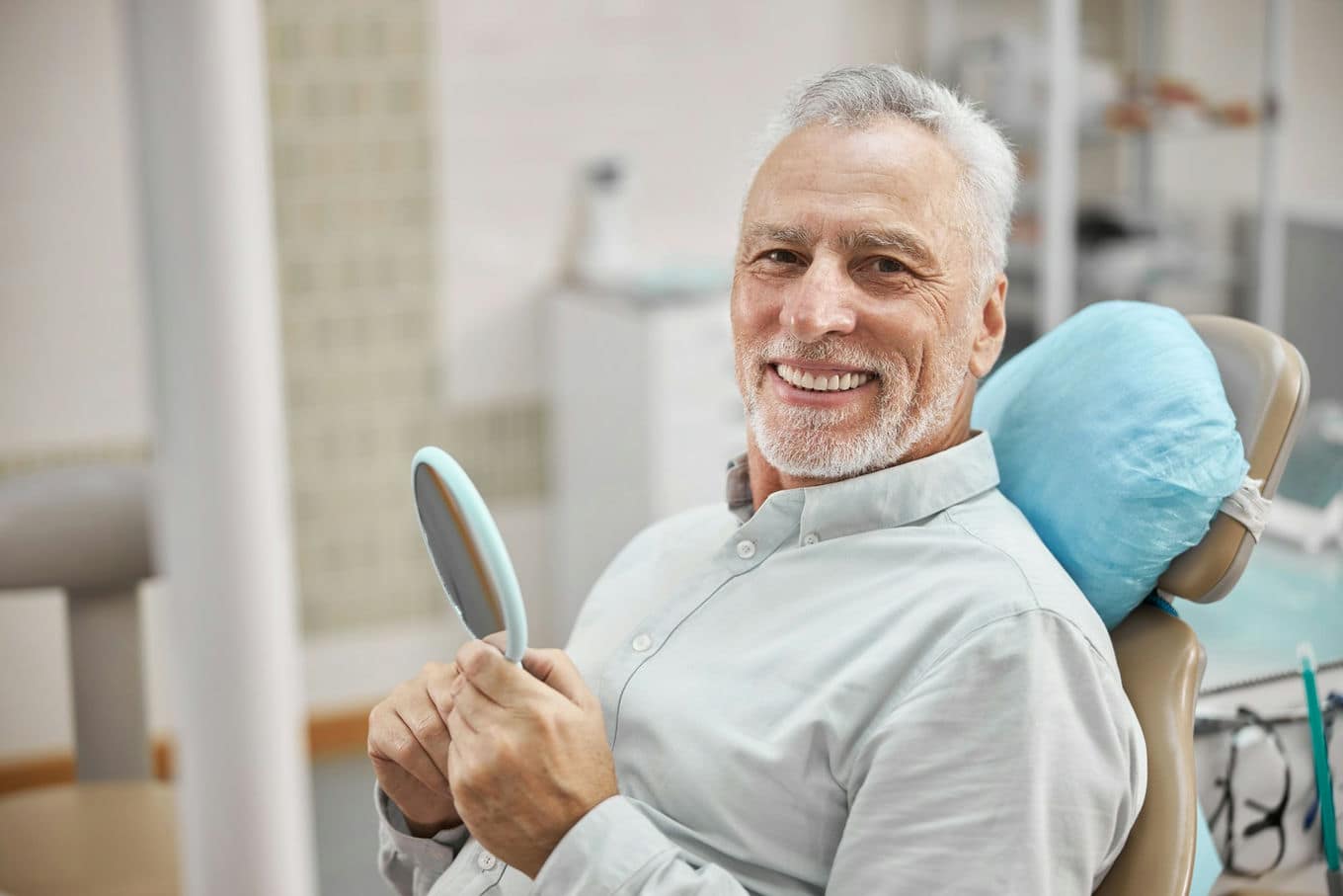 dojrzały mężczyzna na fotelu dentystycznym